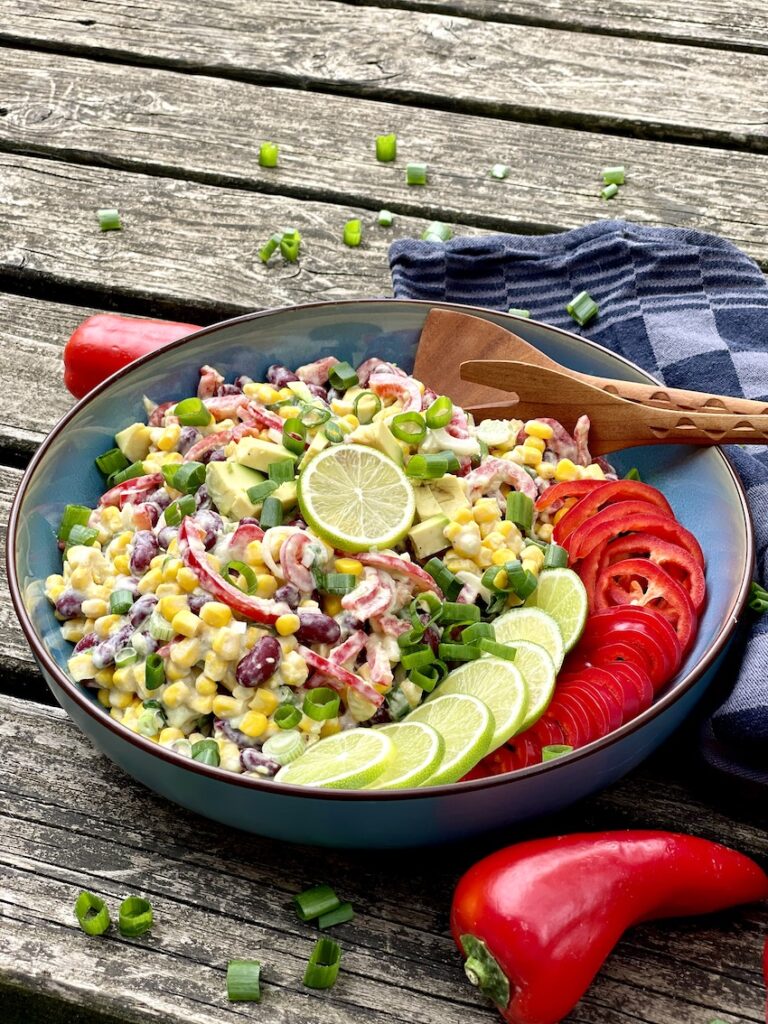 Mexikanischer Salat mit Avocado und Limette