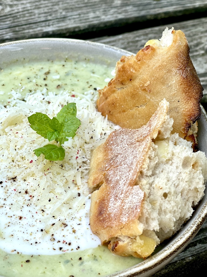 Zucchini-Minz-Suppe mit Joghurt und Käse