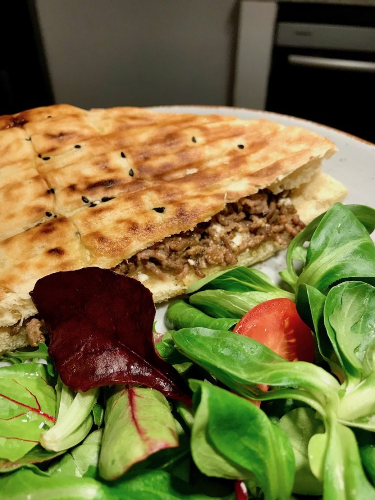 Geröstetes Fladenbrot mit Hackfleisch und Schafskäse - nur 4 Zutaten ...