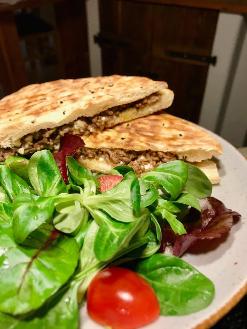 Geröstetes Fladenbrot mit Hackfleisch und Schafskäse - nur 4 Zutaten ...