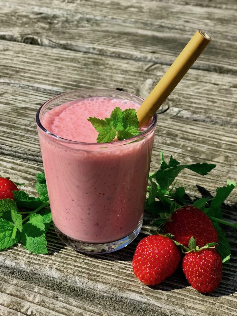 Erdbeer-Shake mit Joghurt und Zitronenmelisse