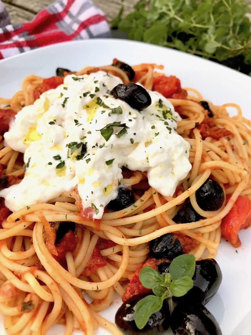Spaghetti mit Tomatensauce und Burrata - Kochtheke