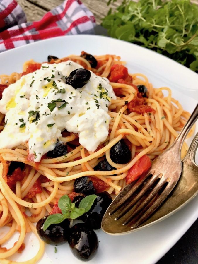 Spaghetti mit Tomatensauce und Burrata