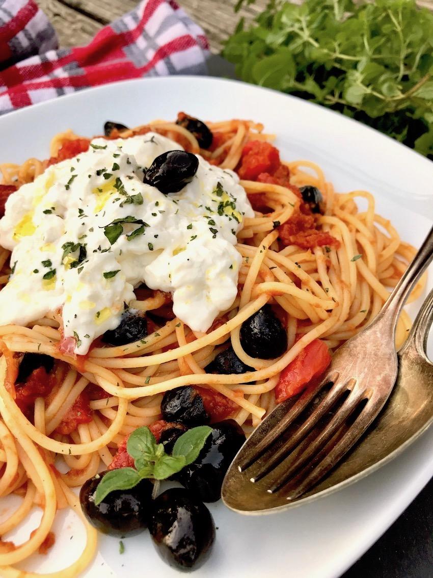 Spaghetti mit Tomatensauce und Burrata - Kochtheke