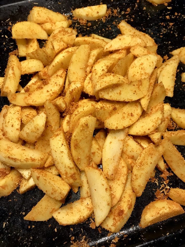 Kartoffeln mit Gewürzen vermengen