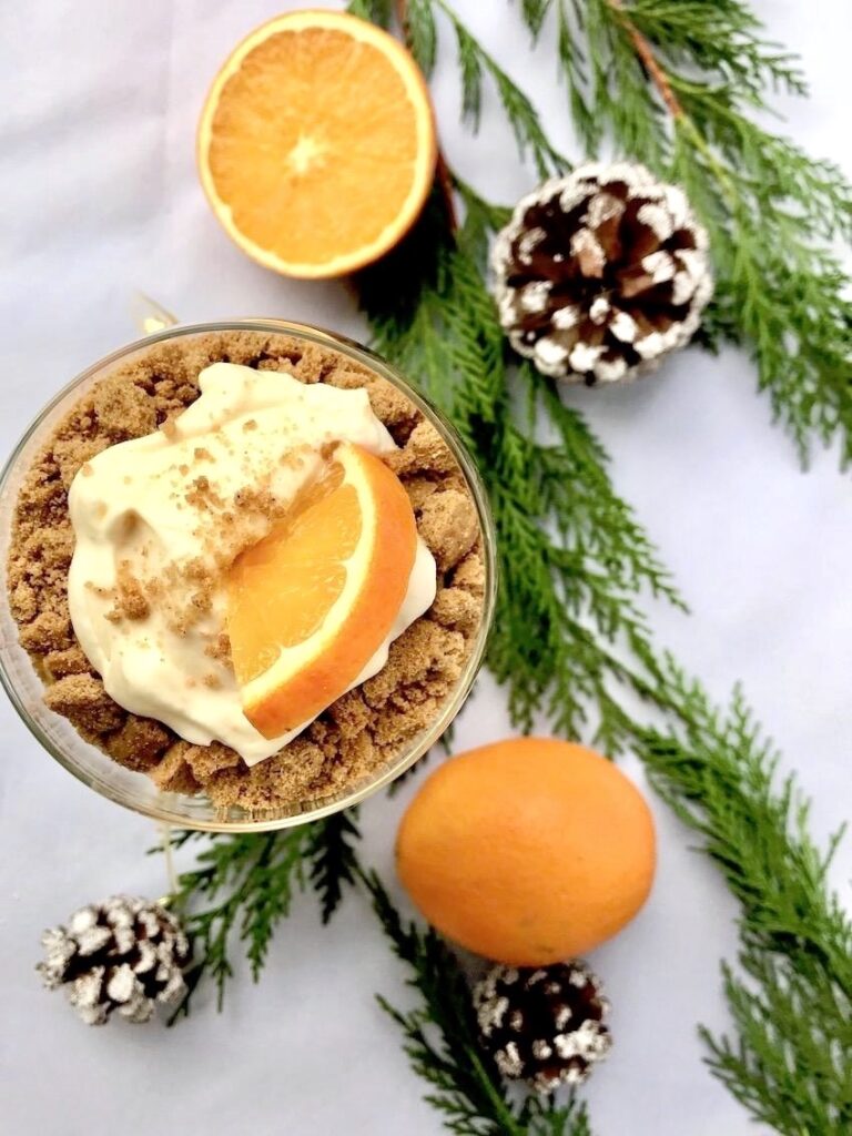 Weihnachtliches Dessert im Glas mit Spekulatius und