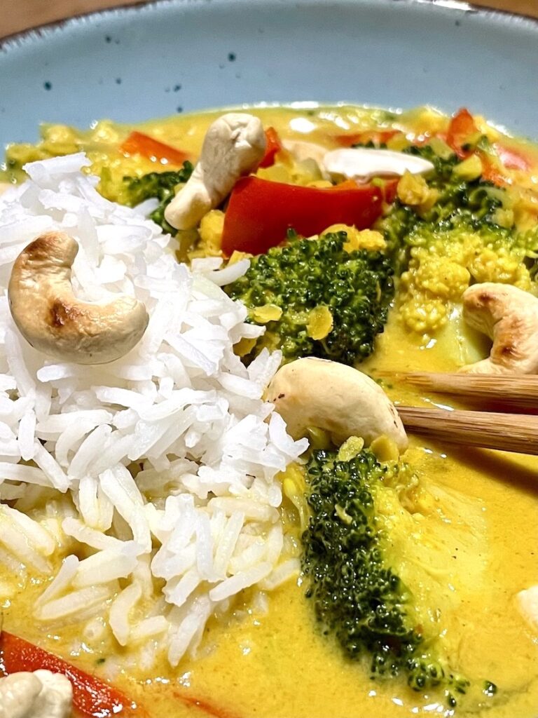 Gemüse Curry mit Reis und Cashewkerne