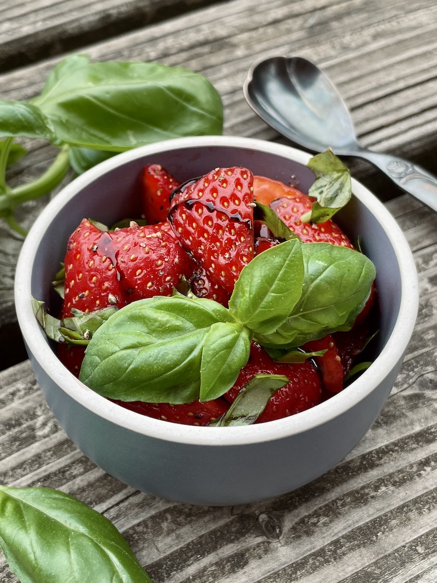 Erdbeersalat mit Basilikum und Balsamico - Kochtheke