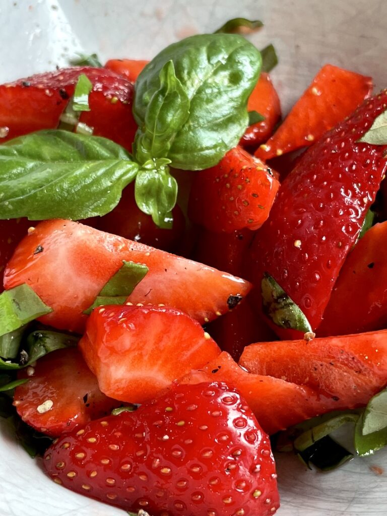Erdbeersalat mit Basilikum Rezept