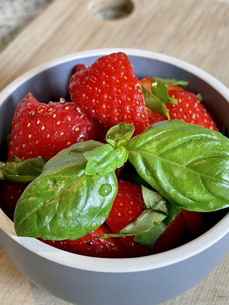 Erdbeersalat mit Basilikum ganz einfach