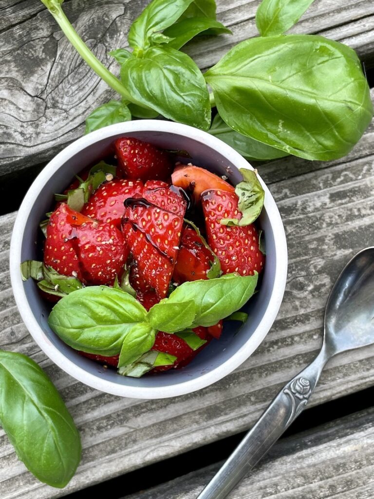 Erdbeersalat mit Basilikum und Balsamico Rezept