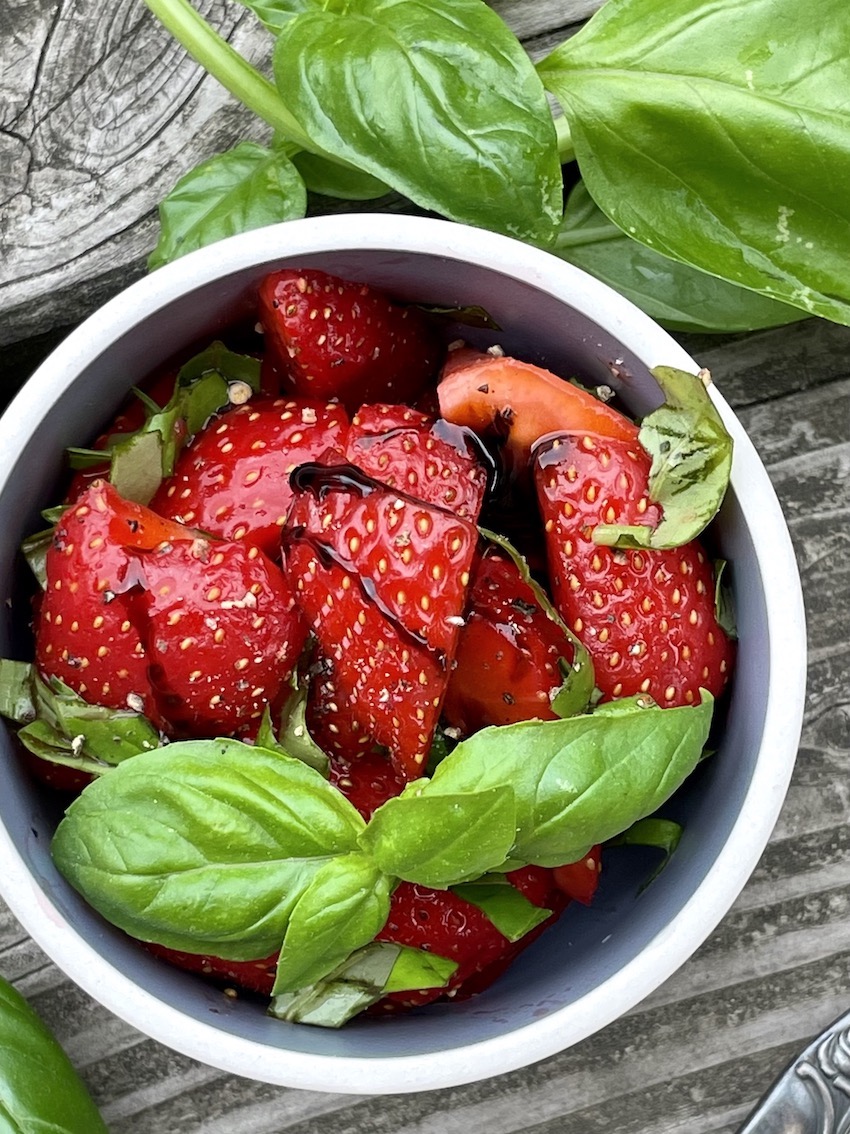 Erdbeersalat mit Basilikum und Balsamicocreme