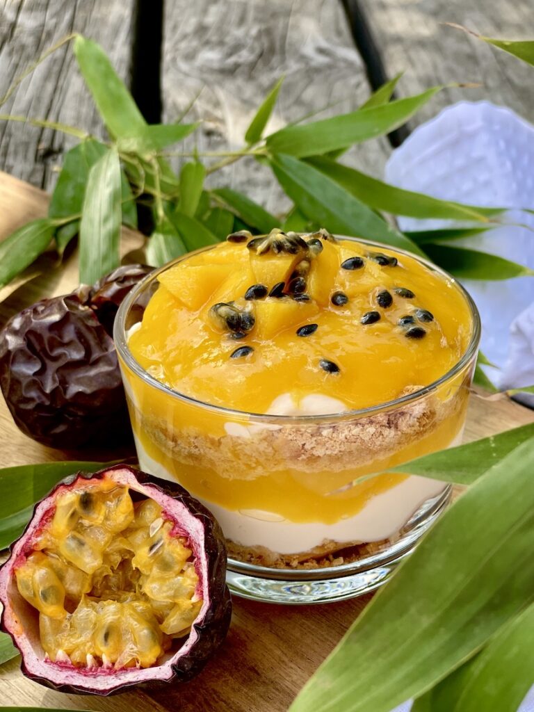 Dessert im Glas mit Mango und Passionsfrucht