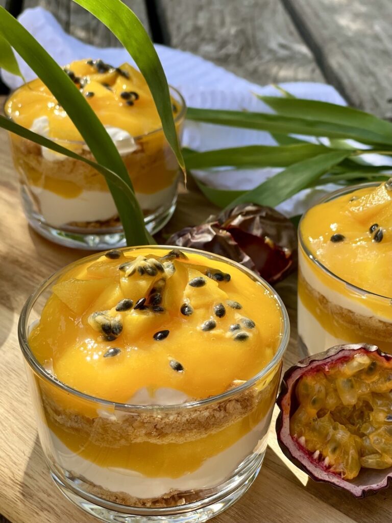 Tropisches Dessert mit Mango und Maracuja