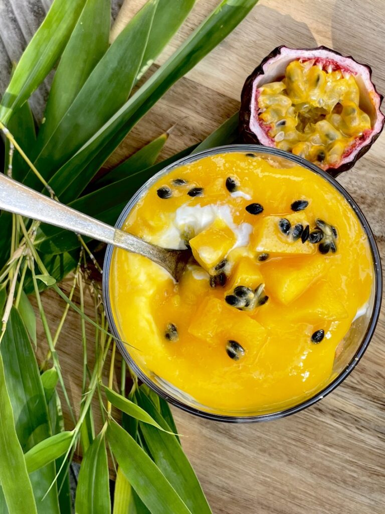 Tropisches Dessert mit Mango und Passionsfrucht
