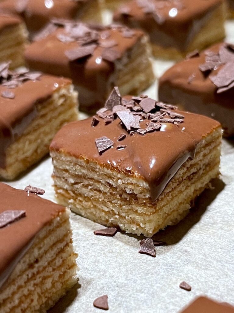 Baumkuchenspitzen mit Schokolade überzogen