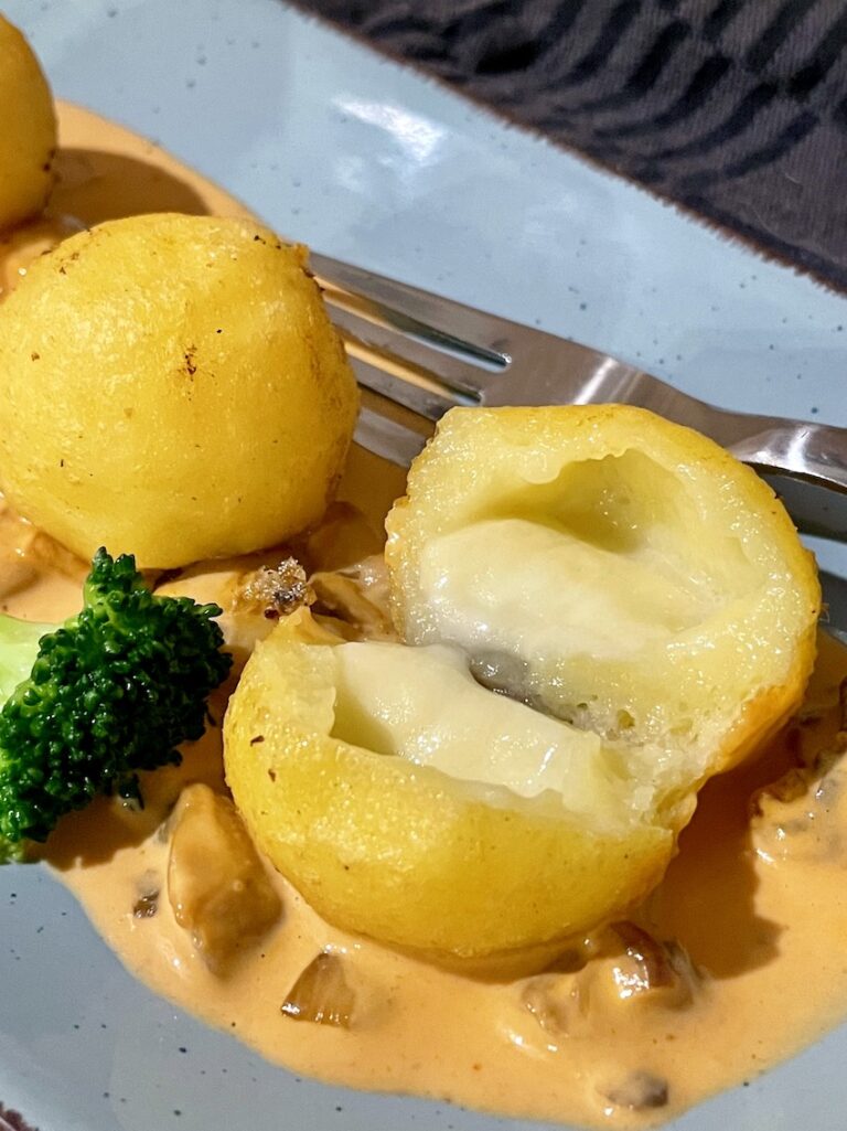 Frittierte Klöße mit Mozzarella gefüllt - Kochtheke