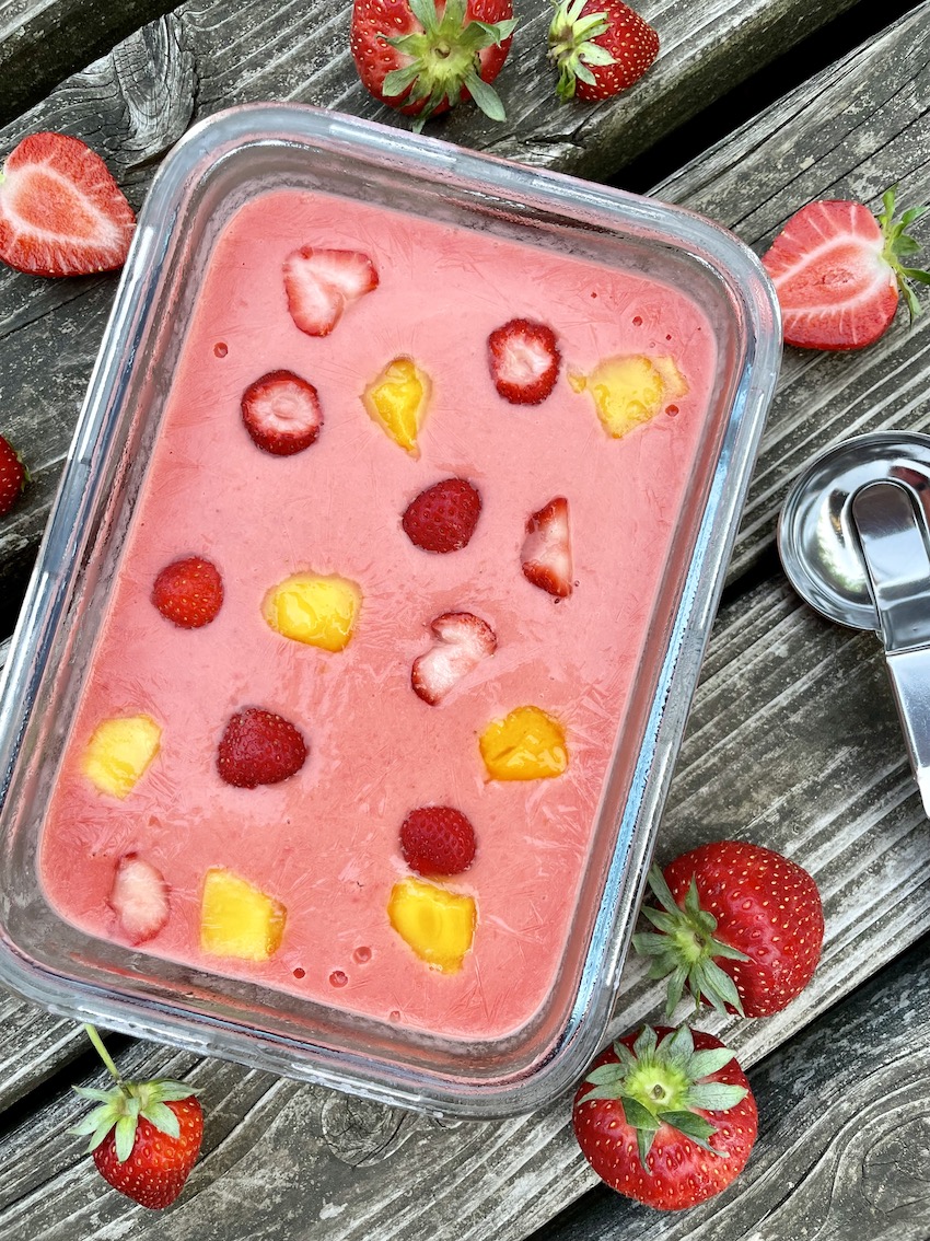 Buttermilch-Eis mit Erdbeeren und Mango - Kochtheke