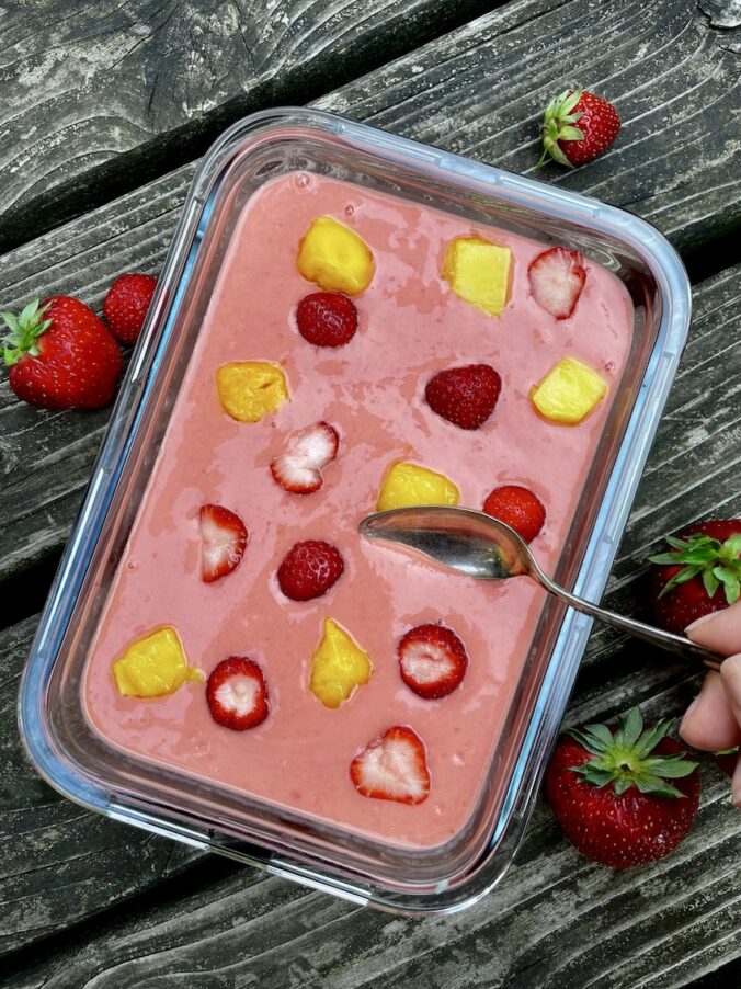 Buttermilch-Eis mit Erdbeeren und Mango - Kochtheke