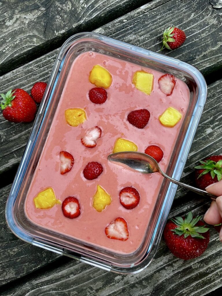 Buttermilch-Eis mit Mango und Erdbeeren