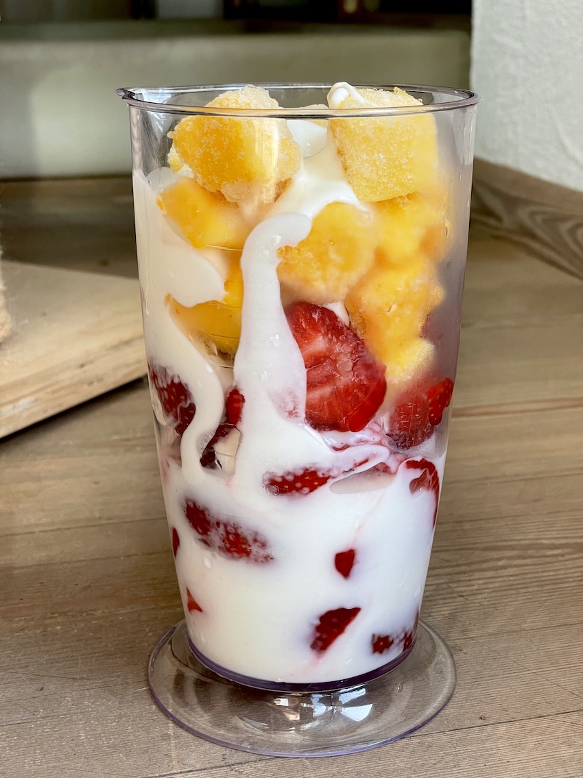 Buttermilch-Eis mit Erdbeeren und Mango - Kochtheke