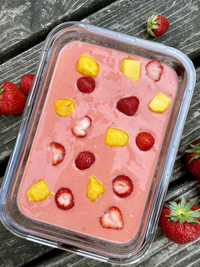 Buttermilch-Eis mit Erdbeeren und Mango - Kochtheke