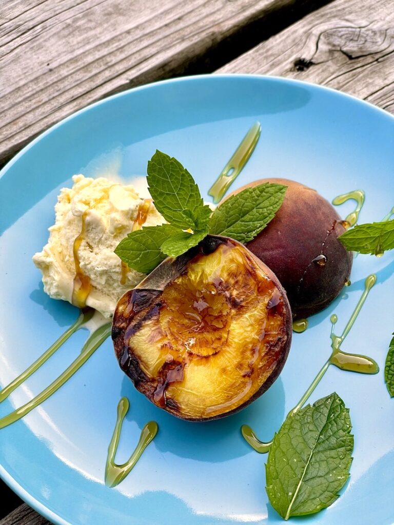 Gegrillte Pfirsiche mit Honig und Minze - Dessert vom Grill