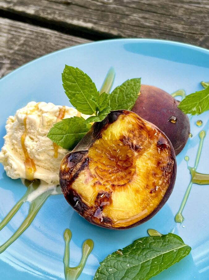 Gegrillte Pfirsiche mit Honig und Vanilleeis - Sommerdessert