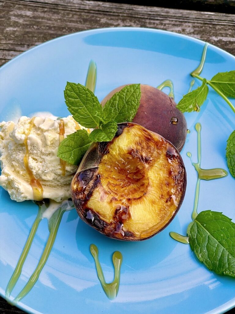 Sommerdessert - gegrillte Pfirsiche