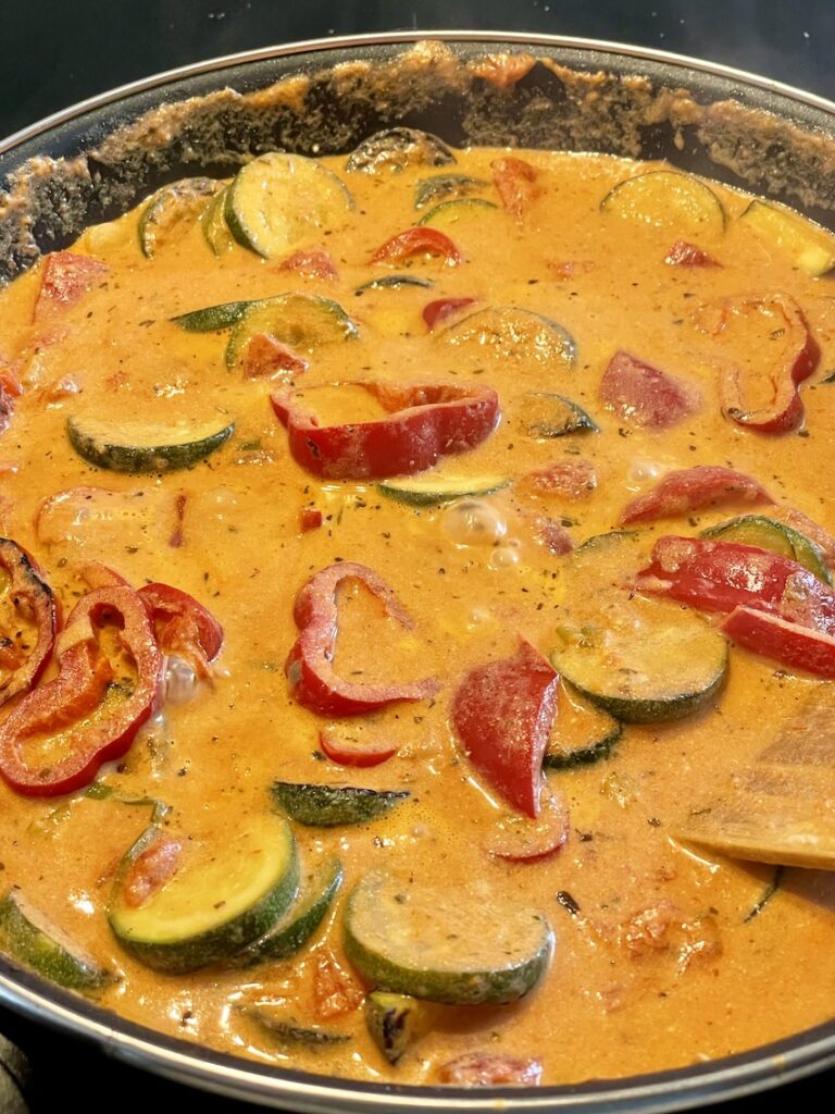 Tomatensauce mit Ziegenfrischkäse