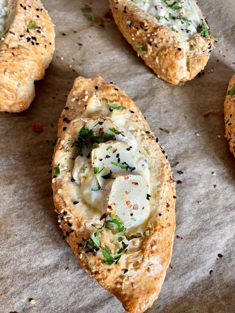 Pide mit Ziegenkäse und Chili